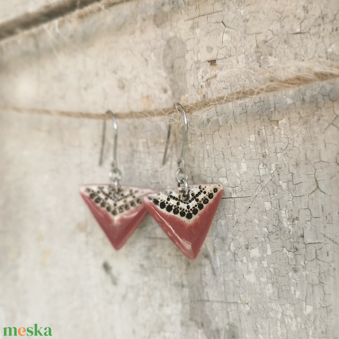 Kézzel készített kerámia háromszög fülbevaló - bordó, fekete-krém színű, minimalista dizájn - ékszer - fülbevaló - lógó fülbevaló - Meska.hu