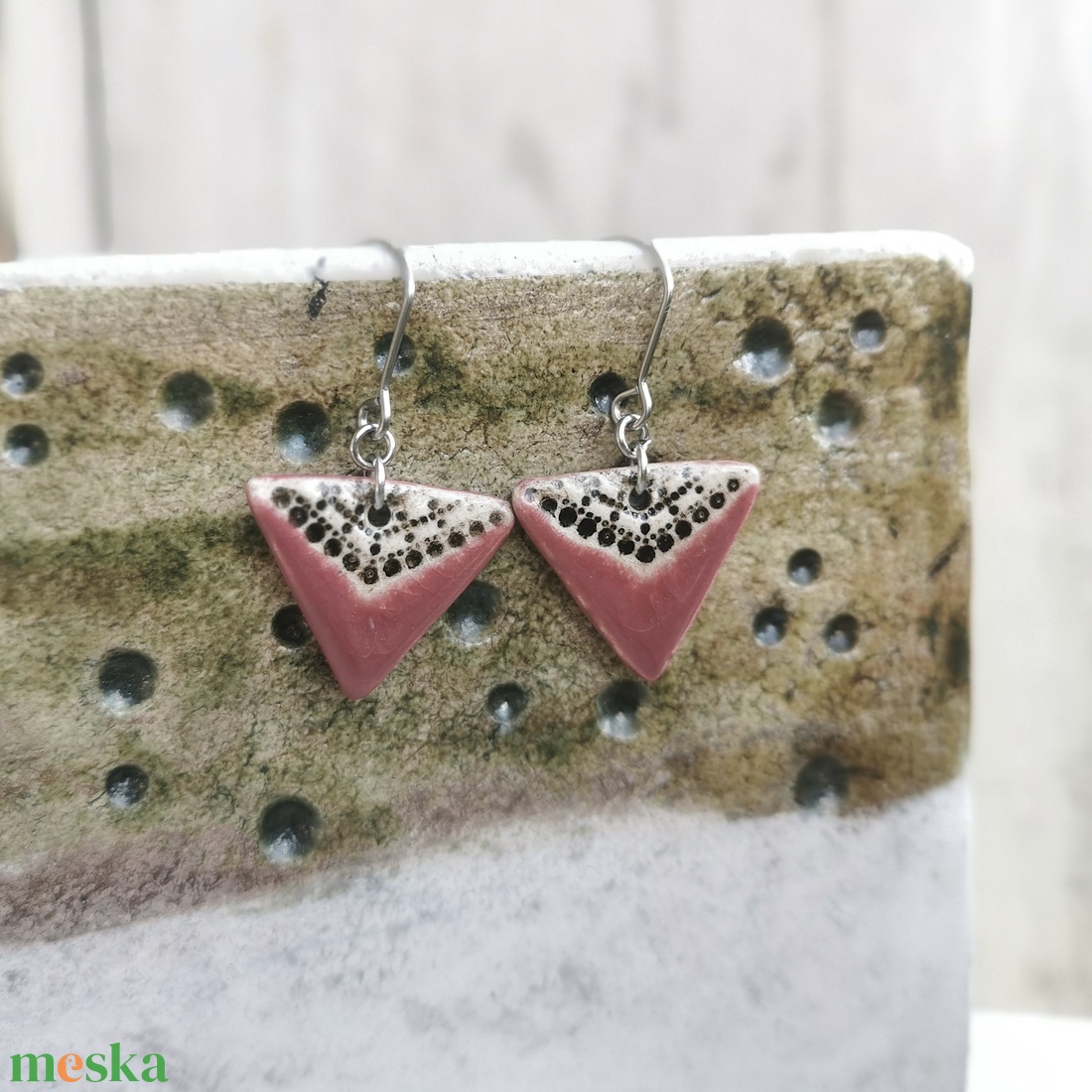 Kézzel készített kerámia háromszög fülbevaló - bordó, fekete-krém színű, minimalista dizájn - ékszer - fülbevaló - lógó fülbevaló - Meska.hu