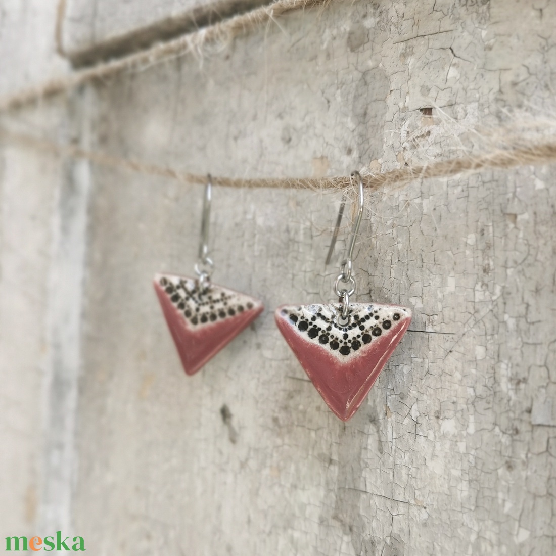 Kézzel készített kerámia háromszög fülbevaló - bordó, fekete-krém színű, minimalista dizájn - ékszer - fülbevaló - lógó fülbevaló - Meska.hu