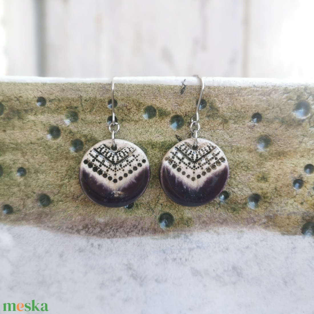 Kézzel készült kerámia fülbevaló - modern design sötét padlizsán lila színben - ékszer - fülbevaló - lógó fülbevaló - Meska.hu