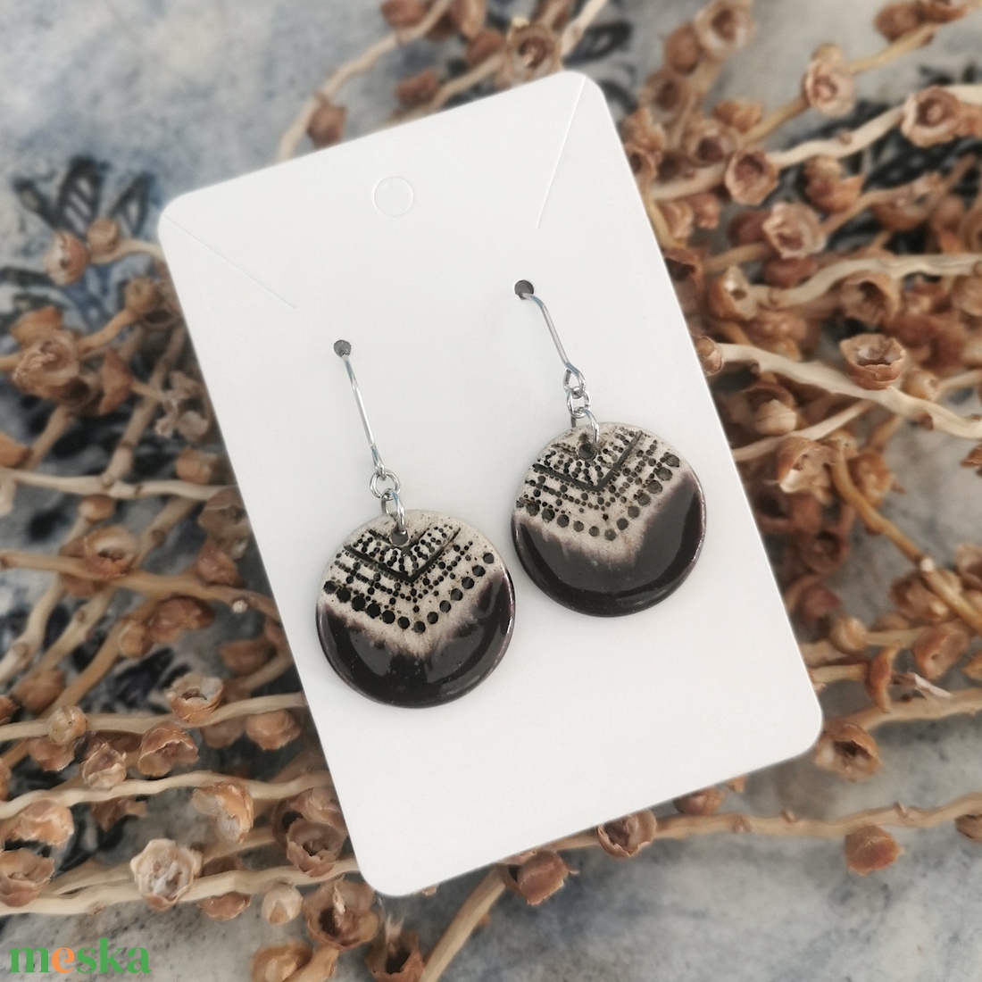 Kézzel készült kerámia fülbevaló - modern design sötét padlizsán lila színben - ékszer - fülbevaló - lógó fülbevaló - Meska.hu