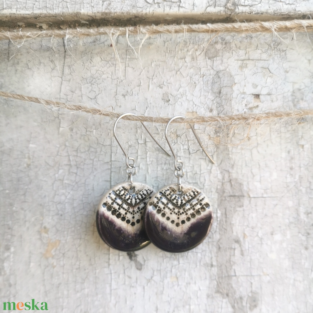 Kézzel készült kerámia fülbevaló - modern design sötét padlizsán lila színben - ékszer - fülbevaló - lógó fülbevaló - Meska.hu