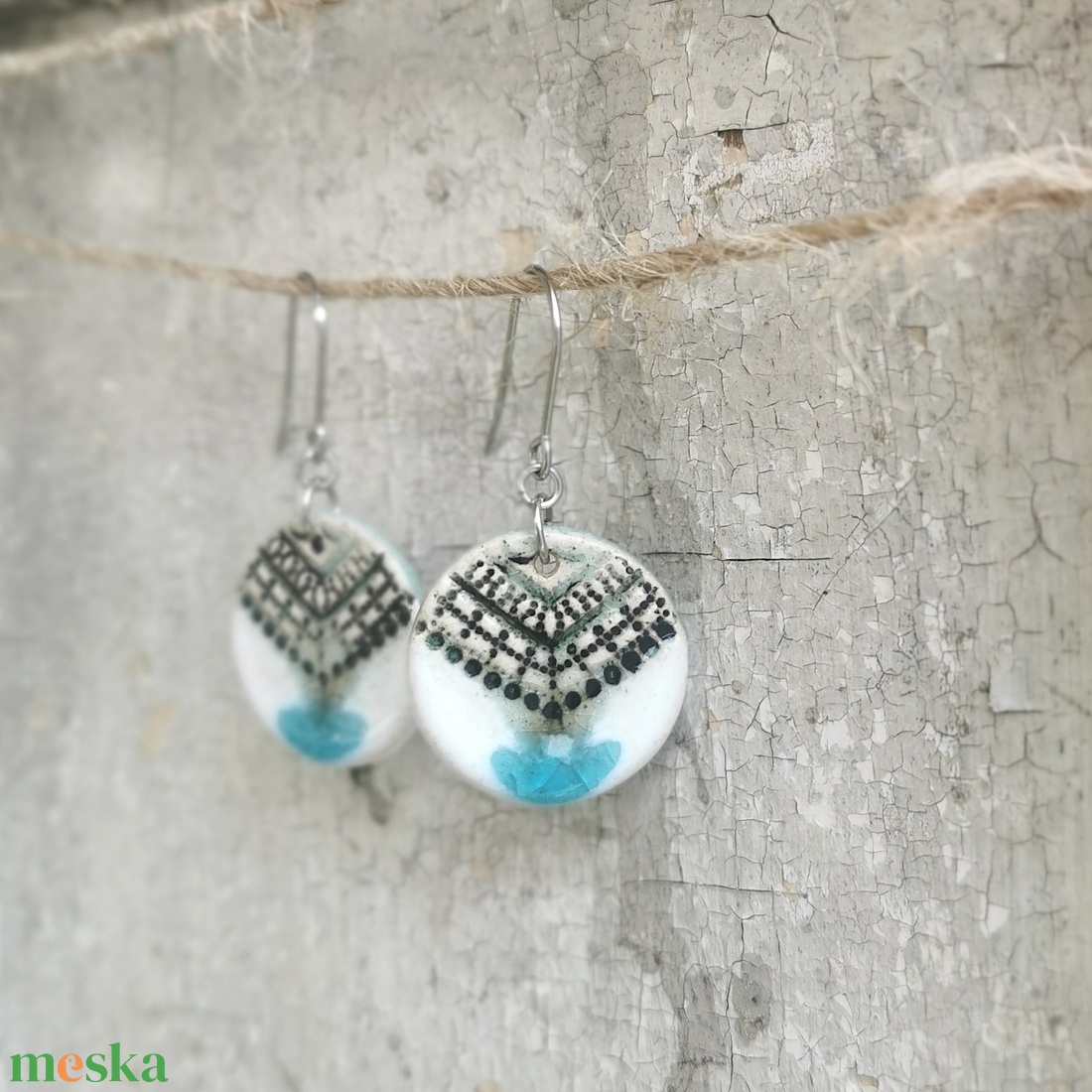Türkiz és fehér színű, kézzel készített kerámia fülbevaló - ékszer - fülbevaló - lógó fülbevaló - Meska.hu