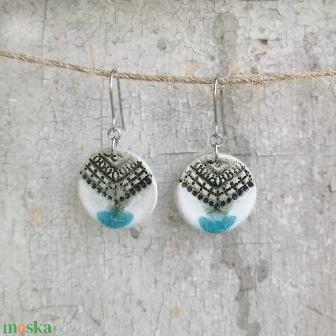Türkiz és fehér színű, kézzel készített kerámia fülbevaló - ékszer - fülbevaló - lógó fülbevaló - Meska.hu