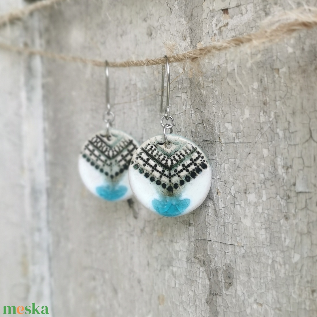 Türkiz és fehér színű, kézzel készített kerámia fülbevaló - ékszer - fülbevaló - lógó fülbevaló - Meska.hu