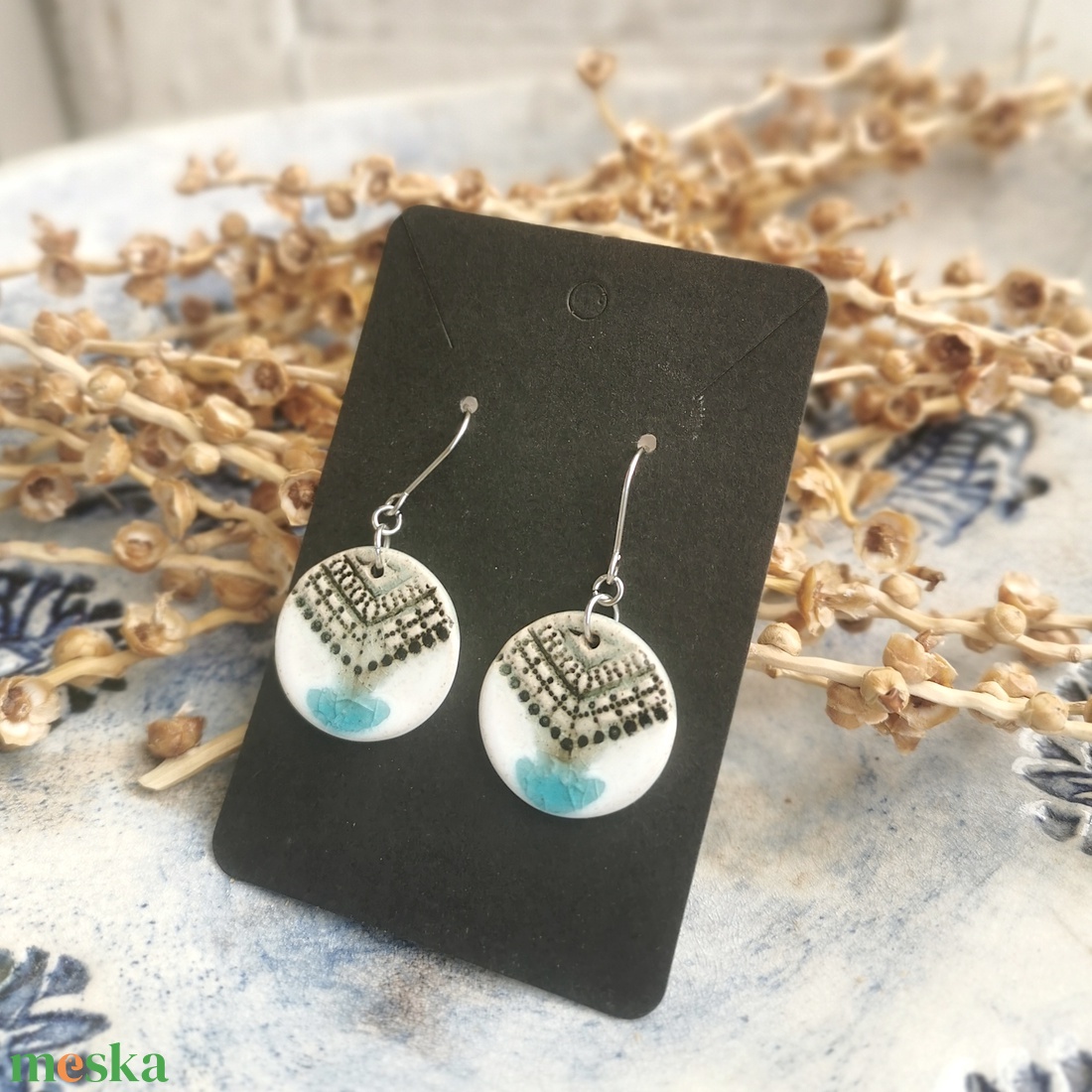 Türkiz és fehér színű, kézzel készített kerámia fülbevaló - ékszer - fülbevaló - lógó fülbevaló - Meska.hu