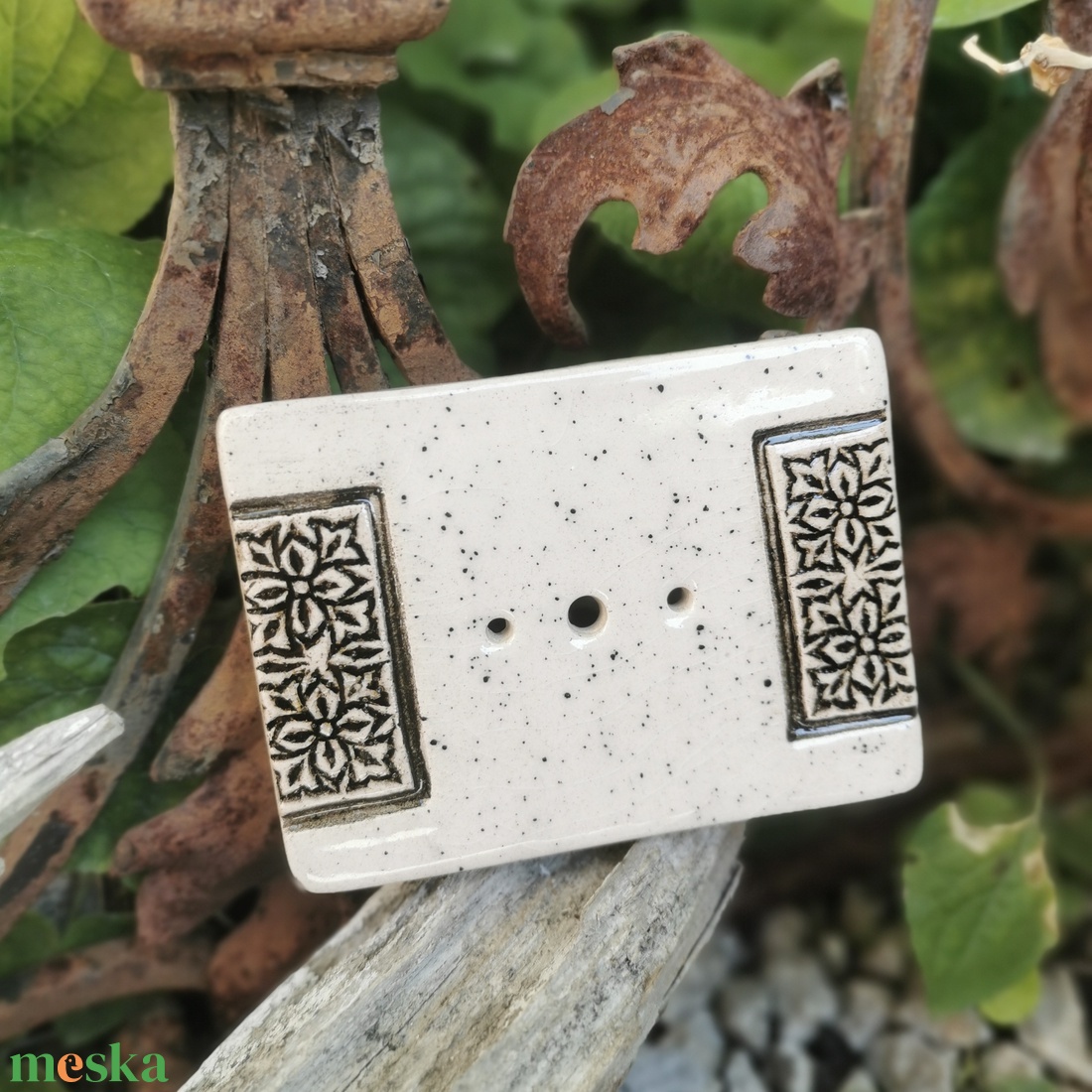 Kézzel készített mázas kerámia szappantartó � krémszínű pöttyös nyomott rusztikus mintával - otthon & életmód - fürdőszoba - szappantartó - Meska.hu