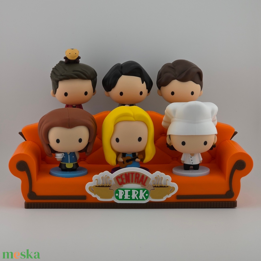 Jóbarátok Friends figura tartó kanapé Central Perk logóval - otthon & életmód - tárolás & rendszerezés - íróasztali tároló - Meska.hu