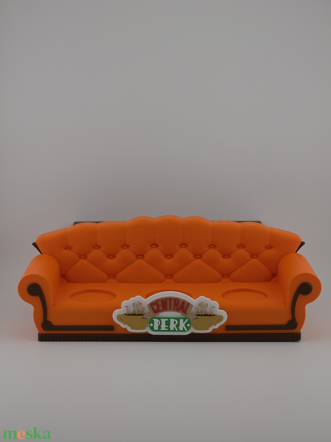 Jóbarátok Friends figura tartó kanapé Central Perk logóval - otthon & életmód - tárolás & rendszerezés - íróasztali tároló - Meska.hu