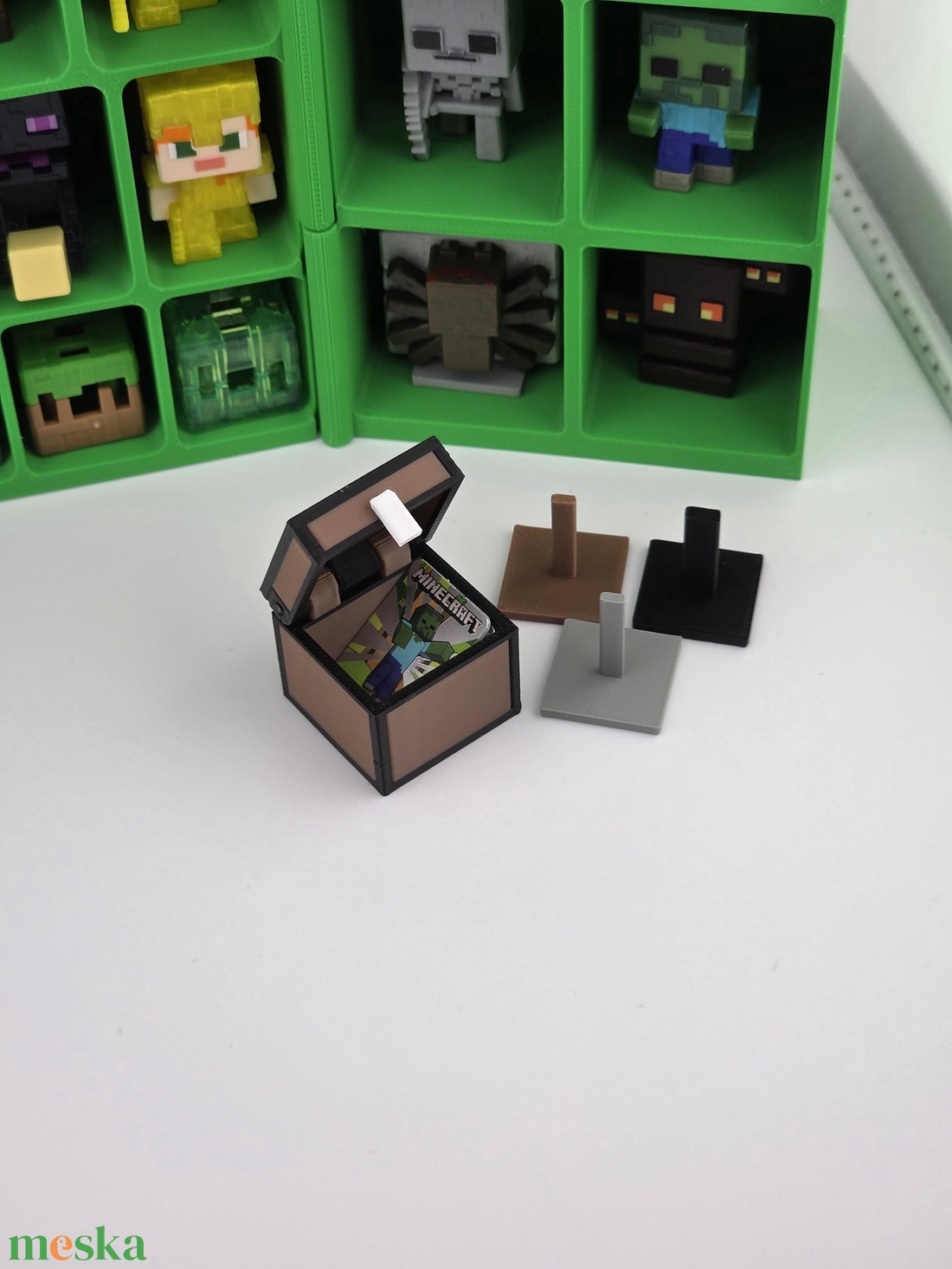 Minecraft Kinder Joy figuratartó állvány kinyitható Creeper verzió ajándék figuratalp és kártya tartó láda - otthon & életmód - tárolás & rendszerezés - íróasztali tároló - Meska.hu