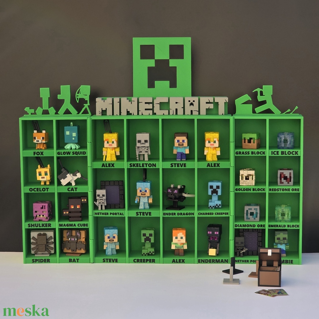 Minecraft Kinder Joy figuratartó kinyitható, variálható névtáblákkal - otthon & életmód - tárolás & rendszerezés - íróasztali tároló - Meska.hu