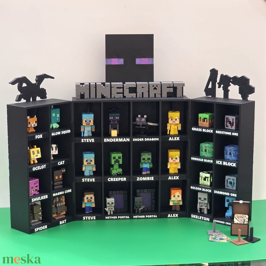 Minecraft Kinder Joy figuratartó kinyitható, variálható névtáblákkal - otthon & életmód - tárolás & rendszerezés - íróasztali tároló - Meska.hu