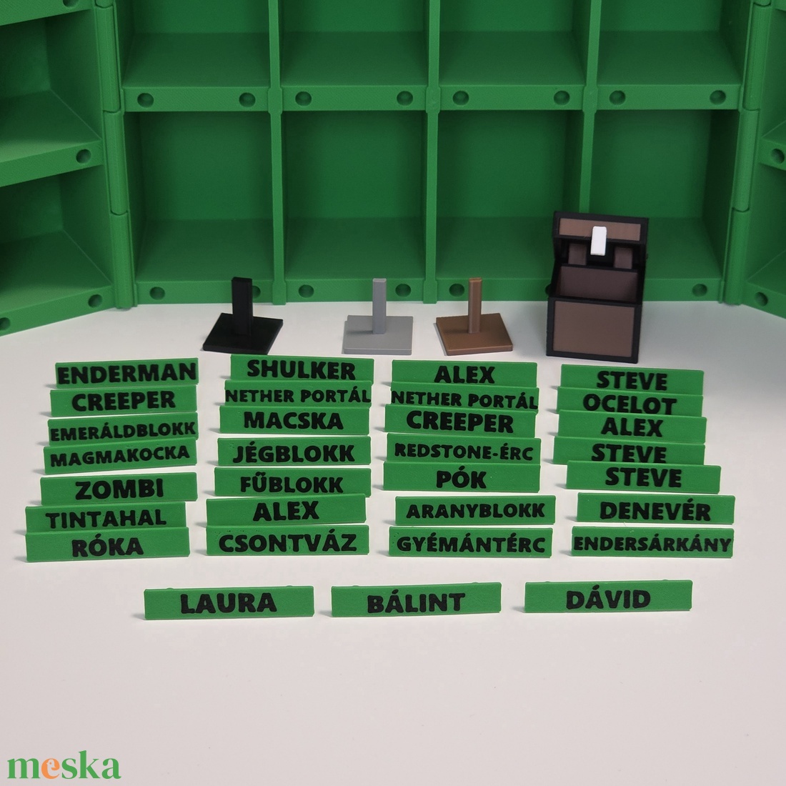 Minecraft Kinder Joy figuratartó kinyitható, variálható névtáblákkal - otthon & életmód - tárolás & rendszerezés - íróasztali tároló - Meska.hu