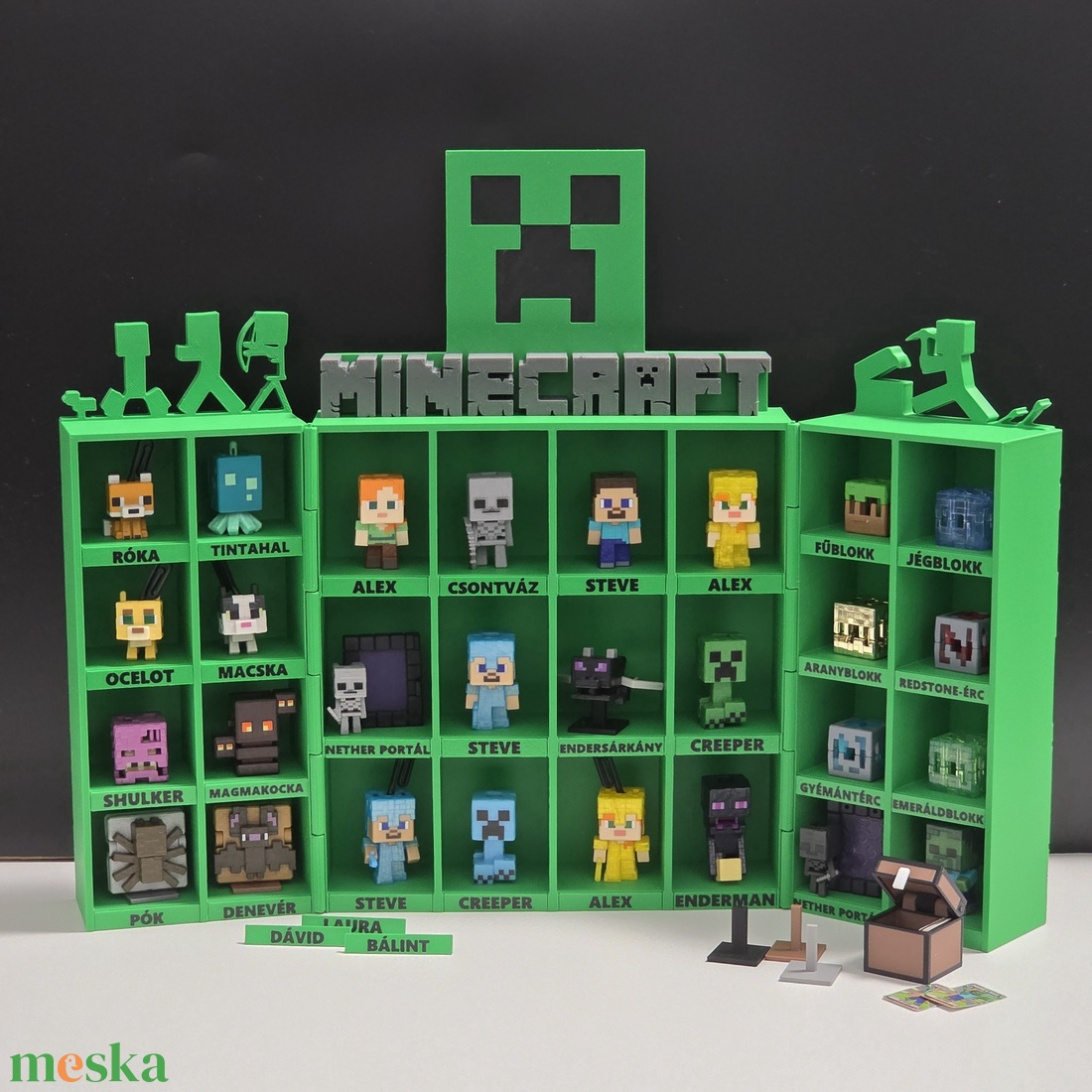 Minecraft Kinder Joy figuratartó kinyitható, variálható névtáblákkal - otthon & életmód - tárolás & rendszerezés - íróasztali tároló - Meska.hu
