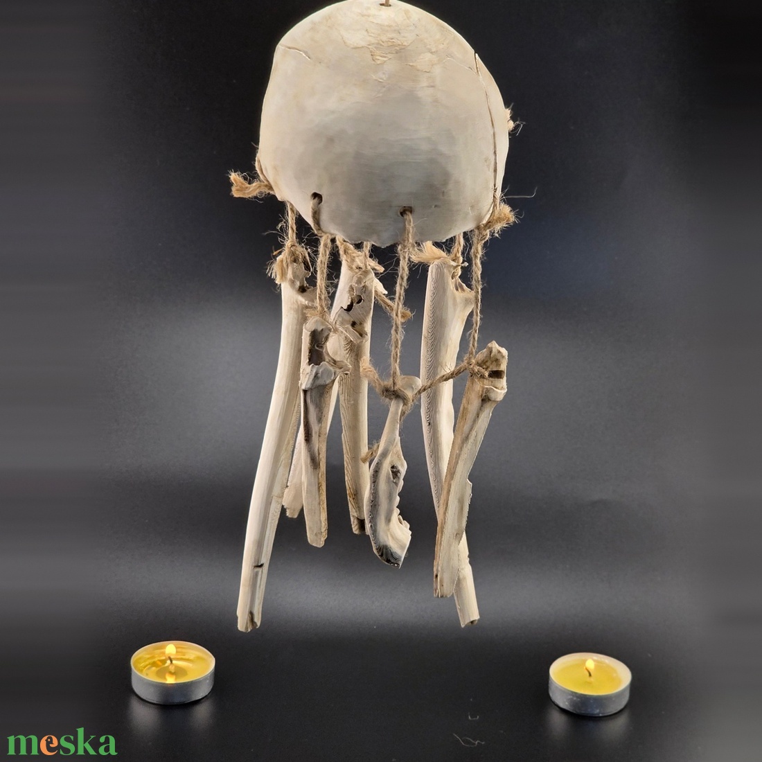Halloween dekoráció � Lógó koponya csontokkal, patinás hatás - otthon & életmód - dekoráció - halloween - halloweeni dekoráció - Meska.hu