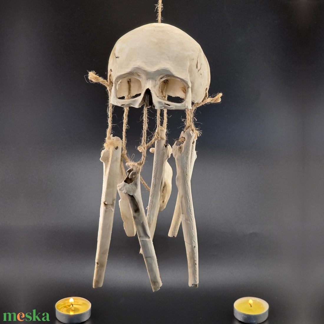 Halloween dekoráció � Lógó koponya csontokkal, patinás hatás - otthon & életmód - dekoráció - halloween - halloweeni dekoráció - Meska.hu