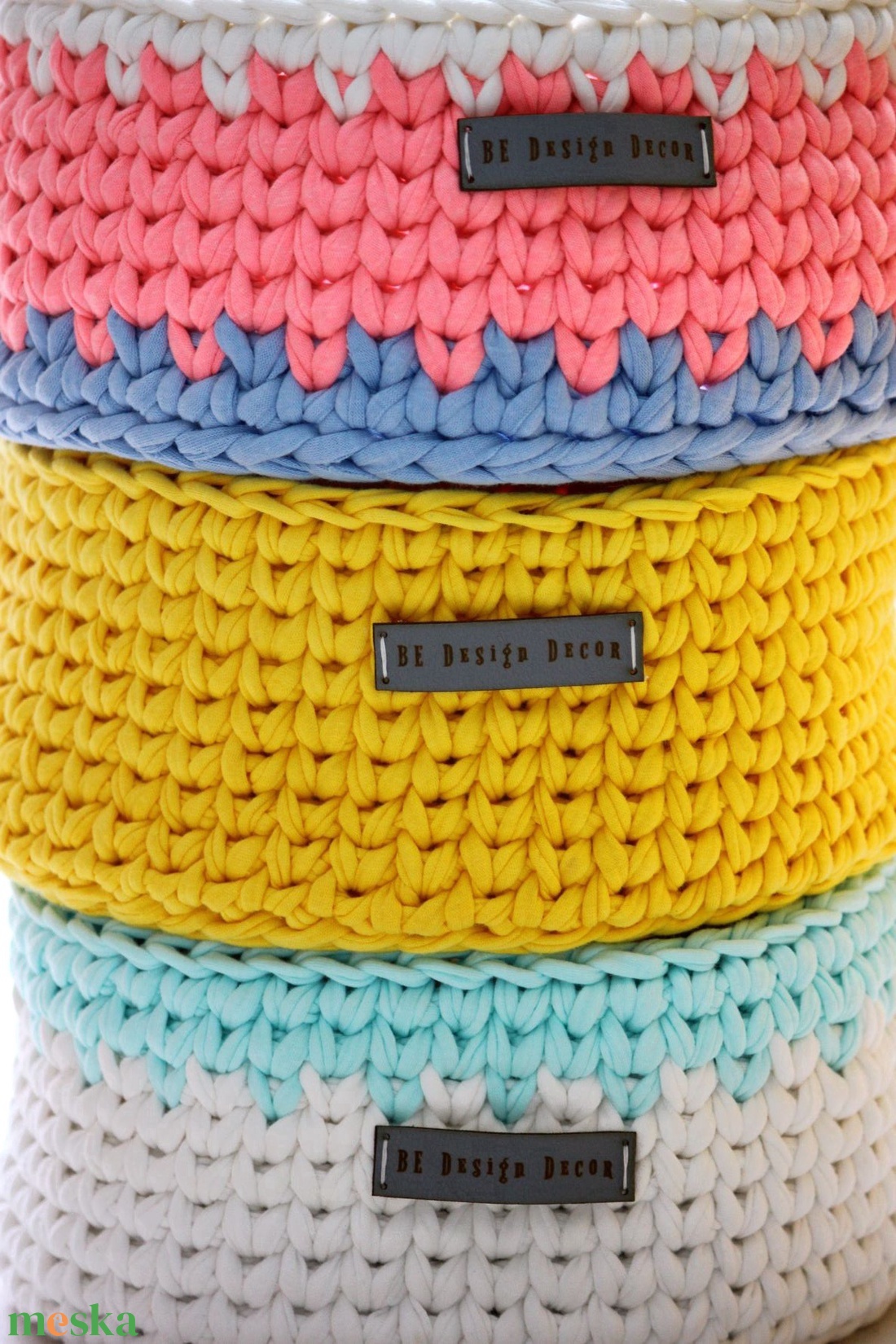 Horgolt szines kosár - otthon & életmód - tárolás & rendszerezés - tárolókosár - Meska.hu