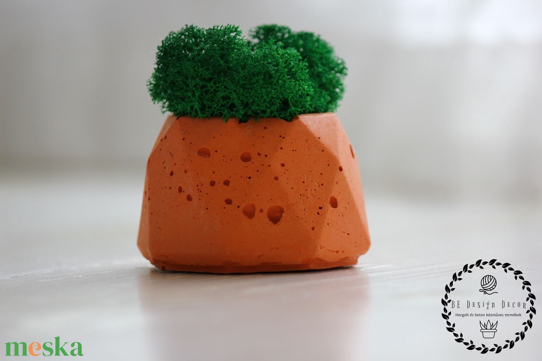 Nyolcszögű beton kaspó zuzmóval - otthon & életmód - dekoráció - virágdísz és tartó - cserép & kaspó - Meska.hu