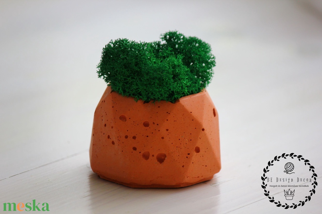 Nyolcszögű beton kaspó zuzmóval - otthon & életmód - dekoráció - virágdísz és tartó - cserép & kaspó - Meska.hu