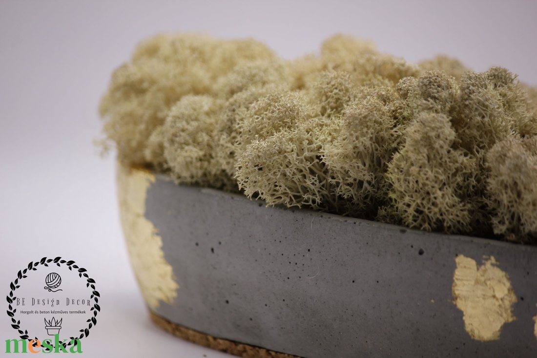 Natúr zuzmó beton tálban arany füstfóliával - esküvő - dekoráció - asztaldísz - Meska.hu