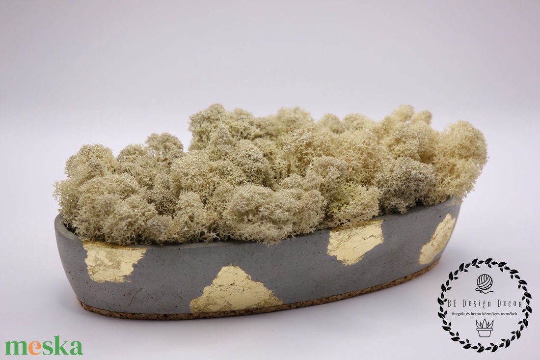 Natúr zuzmó beton tálban arany füstfóliával - esküvő - dekoráció - asztaldísz - Meska.hu