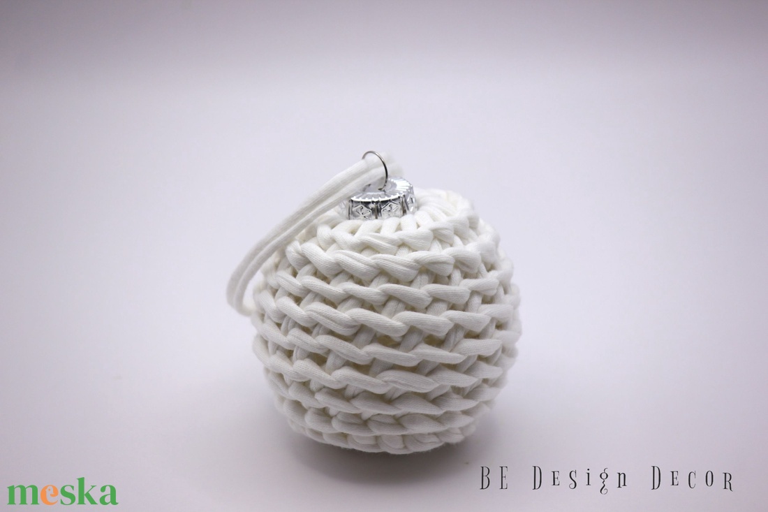 Horgolt karácsonyfadísz gömb fehér - karácsony - karácsonyi lakásdekoráció - karácsonyfadíszek - Meska.hu