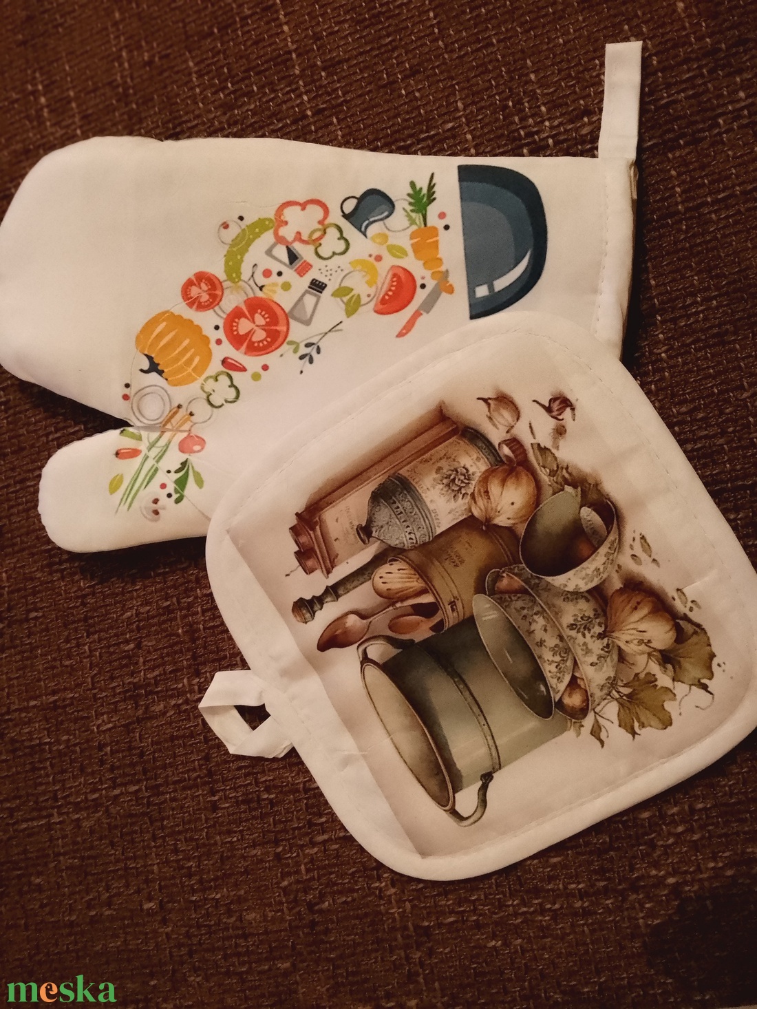 Edényfogó kesztyű és alátét - otthon & életmód - konyhafelszerelés, tálalás - konyhai textil - edényfogó & edényfedő - Meska.hu Edényfogó kesztyű és alátét - otthon & életmód - konyhafelszerelés, tálalás - konyhai textil - edényfogó & edényfedő - Meska.hu