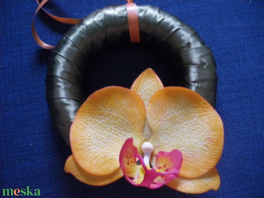 ajtódísz - zöld koszorú narancssárga agyag orchideával - otthon & életmód - dekoráció - ajtó- és ablak dekoráció - ajtódísz & kopogtató - Meska.hu