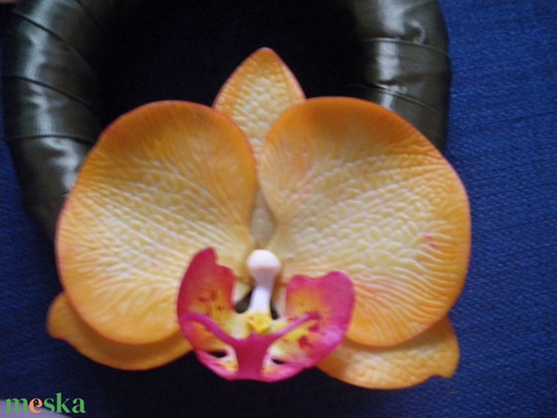 ajtódísz - zöld koszorú narancssárga agyag orchideával - otthon & életmód - dekoráció - ajtó- és ablak dekoráció - ajtódísz & kopogtató - Meska.hu