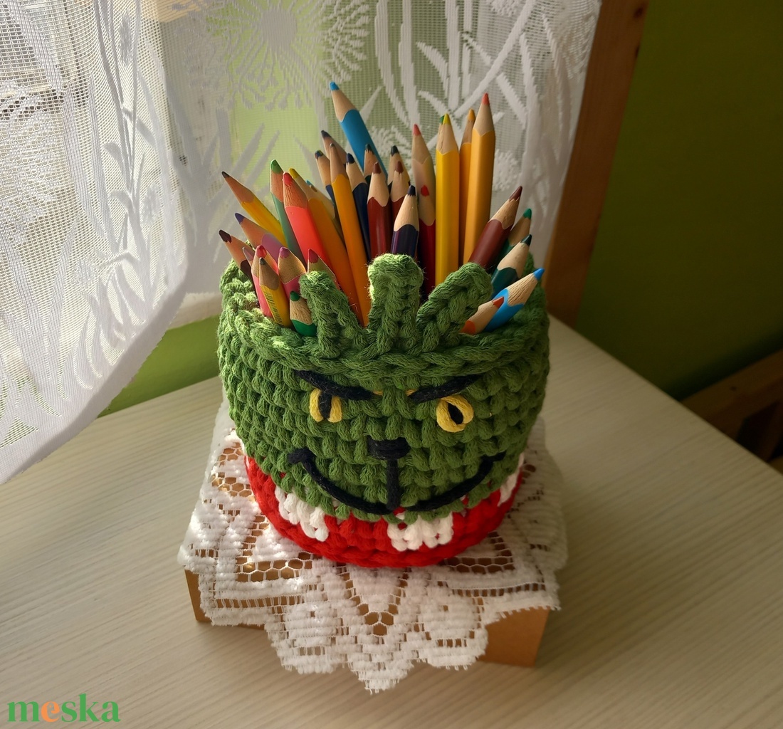 Horgolt grincs tároló/ceruzatartó - otthon & életmód - tárolás & rendszerezés - íróasztali tároló - Meska.hu