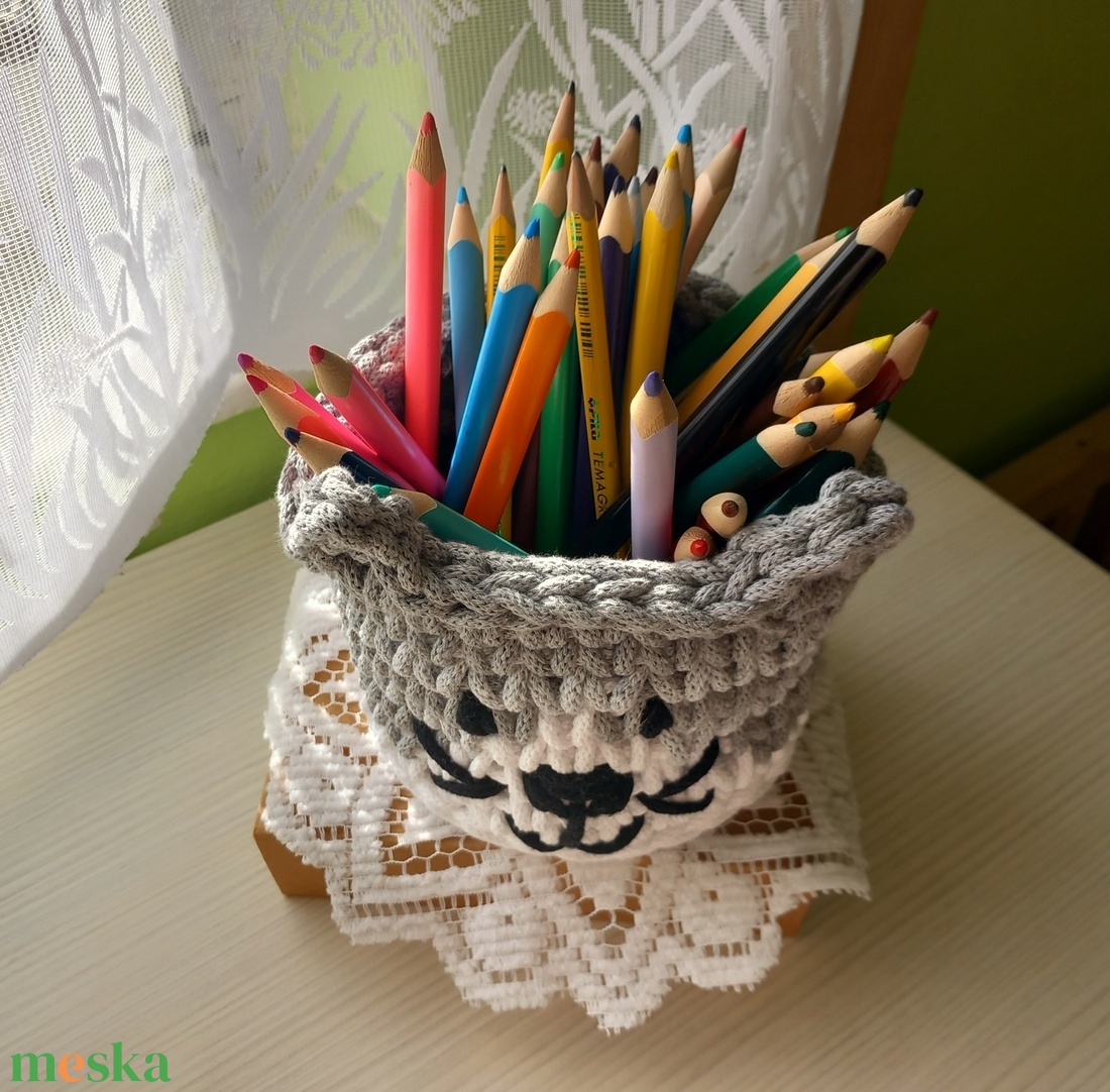 Horgolt cicás ceruzatartó/ tároló  - otthon & életmód - tárolás & rendszerezés - íróasztali tároló - Meska.hu
