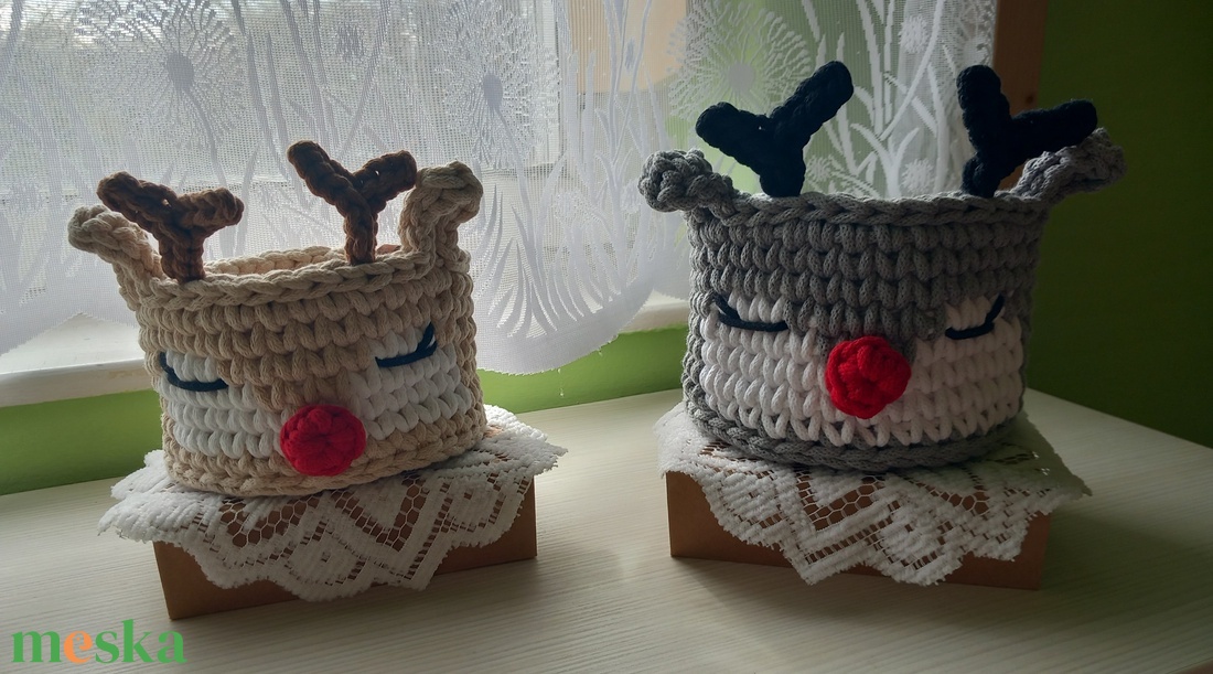 Horgolt Rudolf rénszarvas tároló  - karácsony - karácsonyi ajándékozás - karácsonyi képeslap, üdvözlőlap, ajándékkísérő - Meska.hu