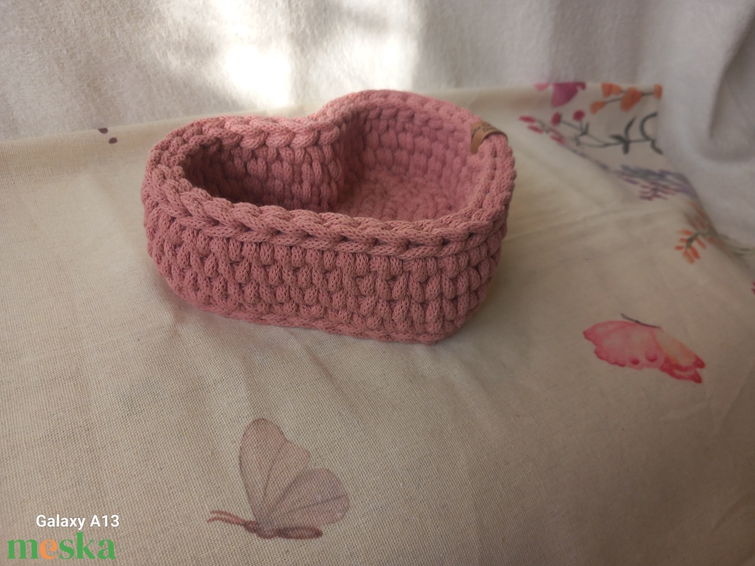 Horgolt szív alakú tároló - otthon & életmód - dekoráció - asztal és polc dekoráció - asztaldísz - Meska.hu