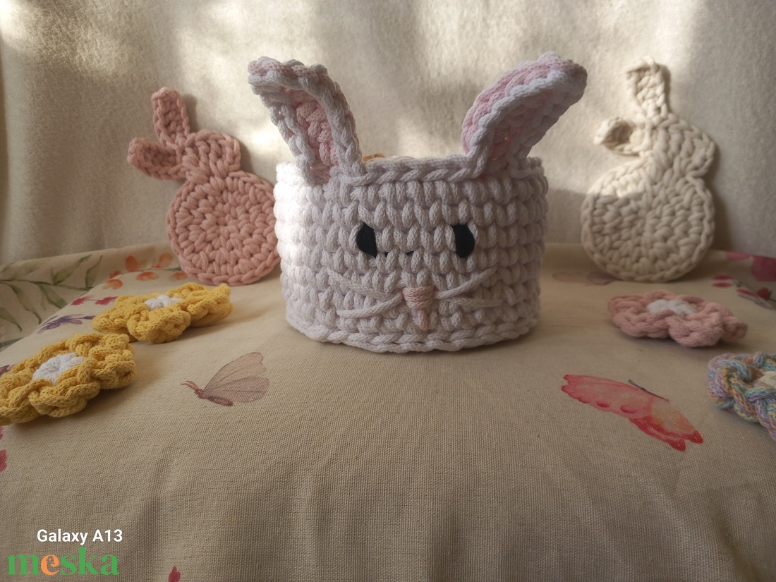 Horgolt nyuszis tároló - ünnepi díszek, dekorációk - húsvéti díszek és dekorációk - húsvéti kosár - Meska.hu