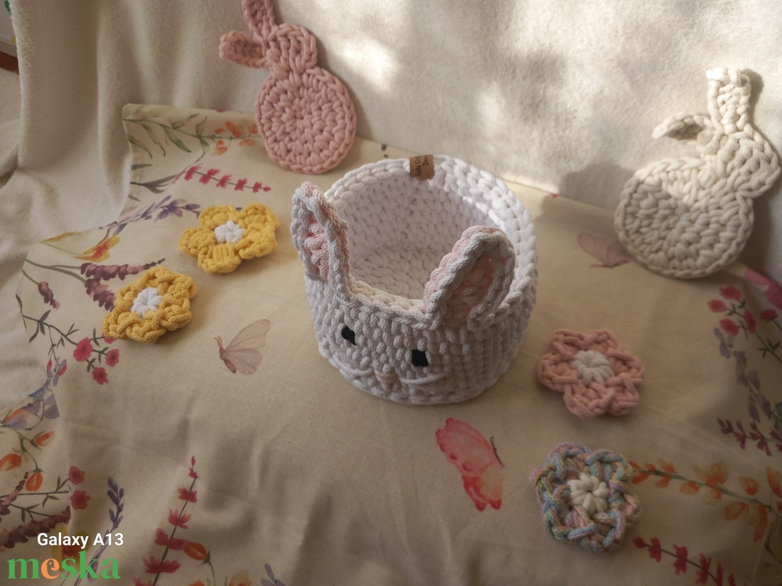 Horgolt nyuszis tároló - ünnepi díszek, dekorációk - húsvéti díszek és dekorációk - húsvéti kosár - Meska.hu