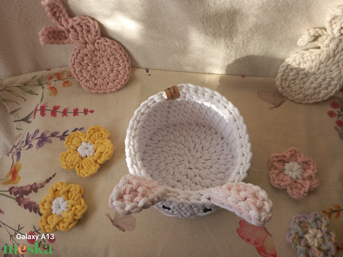 Horgolt nyuszis tároló - ünnepi díszek, dekorációk - húsvéti díszek és dekorációk - húsvéti kosár - Meska.hu