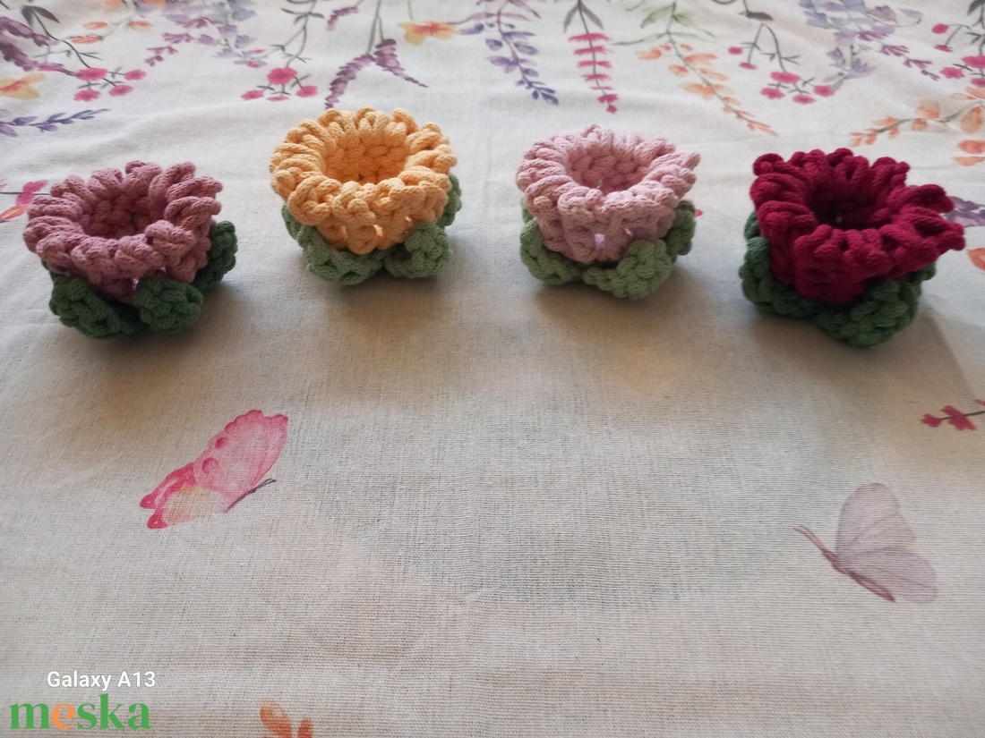 Horgolt kis virágok - otthon & életmód - virágdekoráció - virágdíszek - asztali virágdísz - Meska.hu