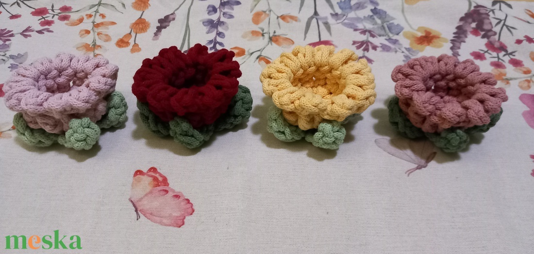 Horgolt kis virágok - otthon & életmód - virágdekoráció - virágdíszek - asztali virágdísz - Meska.hu