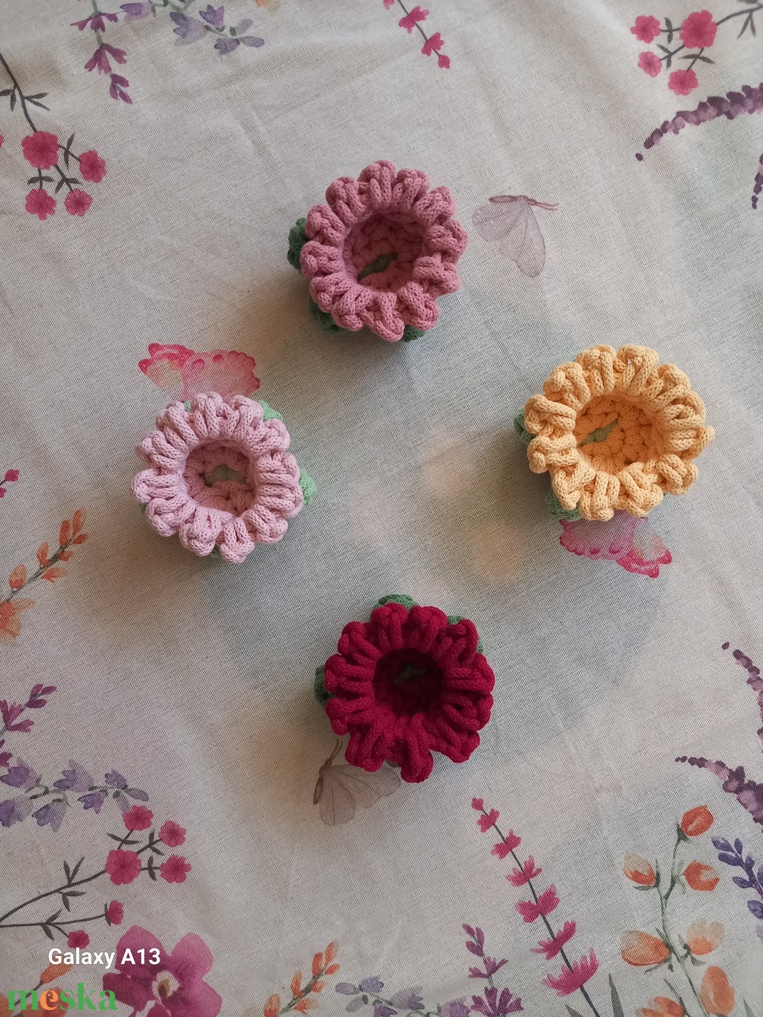 Horgolt kis virágok - otthon & életmód - virágdekoráció - virágdíszek - asztali virágdísz - Meska.hu