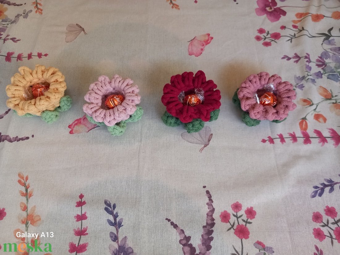 Horgolt kis virágok - otthon & életmód - virágdekoráció - virágdíszek - asztali virágdísz - Meska.hu