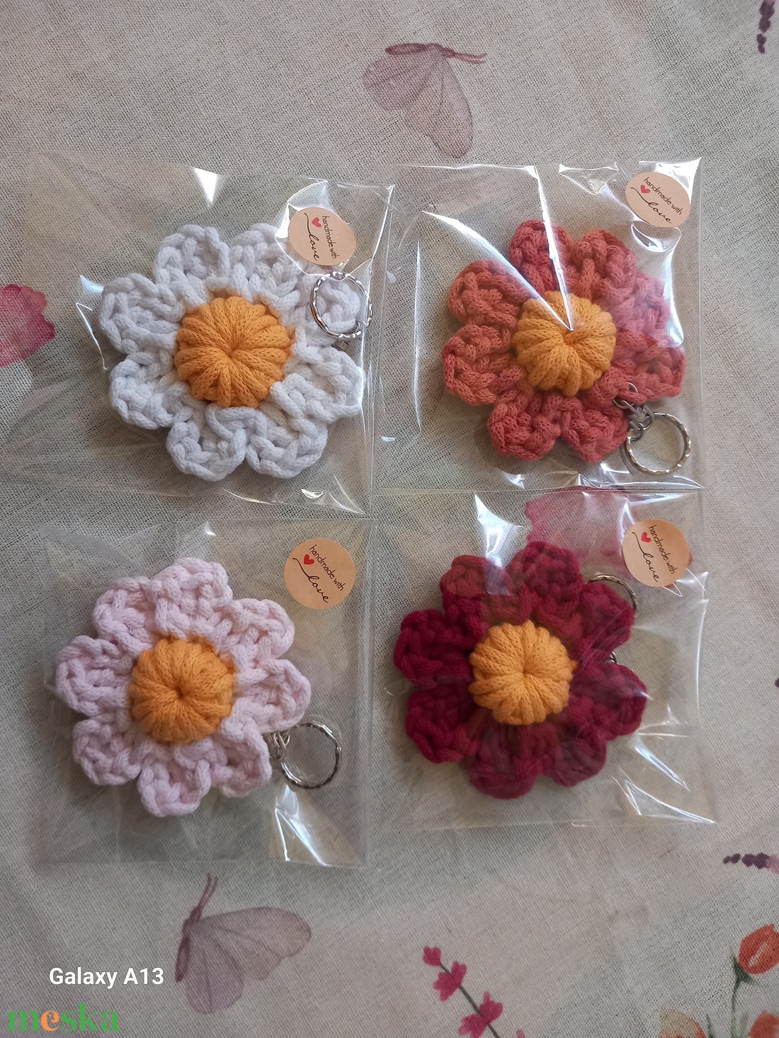 Horgolt virág kulcstartó/táskadísz - táska & tok - kulcstartó & táskadísz - kulcstartó - Meska.hu