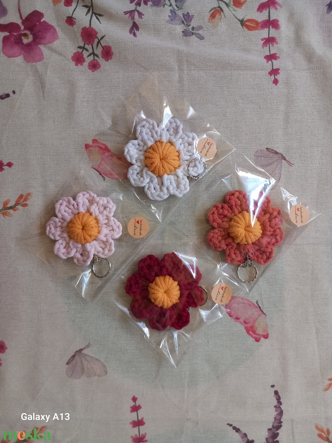 Horgolt virág kulcstartó/táskadísz - táska & tok - kulcstartó & táskadísz - kulcstartó - Meska.hu