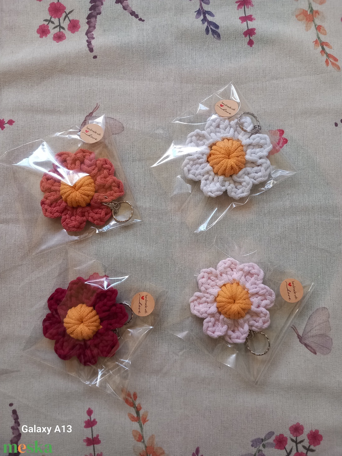 Horgolt virág kulcstartó/táskadísz - táska & tok - kulcstartó & táskadísz - kulcstartó - Meska.hu