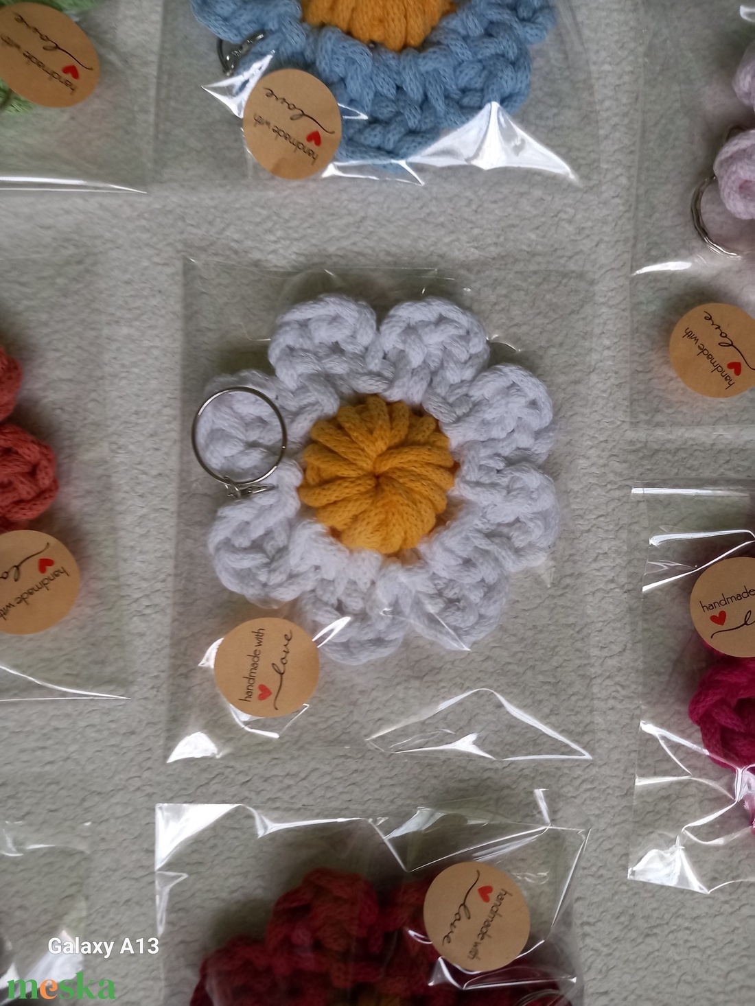 Anyák napi horgolt virág kulcstartó/táskadísz - táska & tok - kulcstartó & táskadísz - kulcstartó - Meska.hu