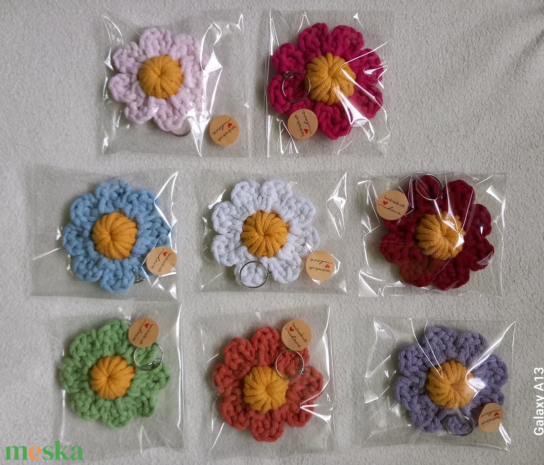 Anyák napi horgolt virág kulcstartó/táskadísz - táska & tok - kulcstartó & táskadísz - kulcstartó - Meska.hu