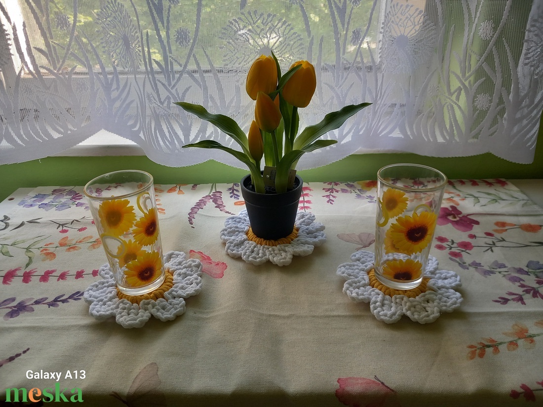Horgolt margarétás poháralátét szett  - otthon & életmód - konyhafelszerelés, tálalás - tálalás - tányér- és poháralátét - Meska.hu