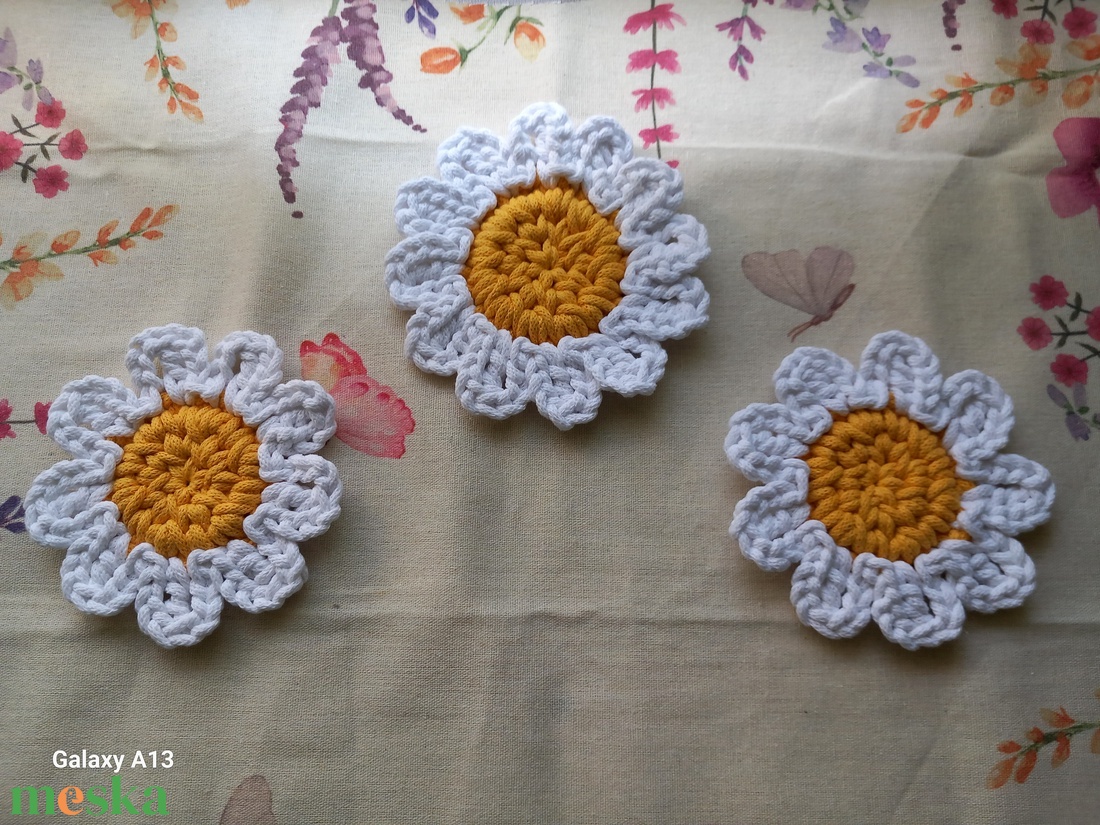 Horgolt margarétás poháralátét szett  - otthon & életmód - konyhafelszerelés, tálalás - tálalás - tányér- és poháralátét - Meska.hu