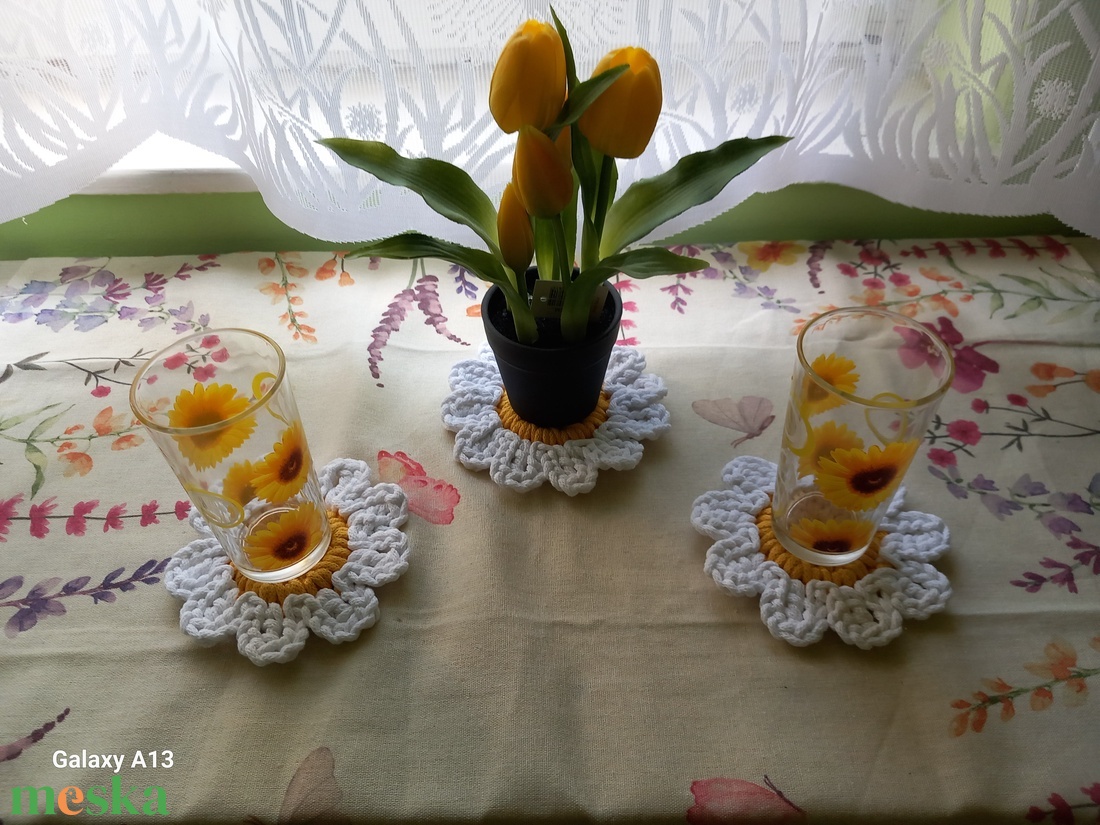 Horgolt margarétás poháralátét szett  - otthon & életmód - konyhafelszerelés, tálalás - tálalás - tányér- és poháralátét - Meska.hu