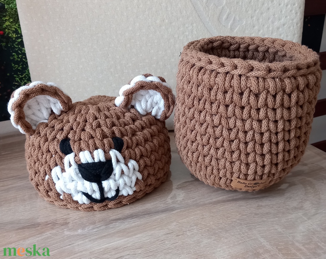 Horgolt nagy macis tároló  - baba - mama - babaszobabútor - játéktároló - Meska.hu