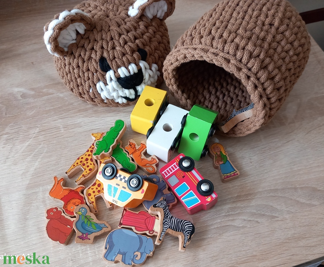 Horgolt nagy macis tároló  - baba - mama - babaszobabútor - játéktároló - Meska.hu